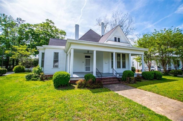 view of front of property featuring a porch and a front yard