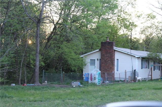 view of side of property featuring a lawn