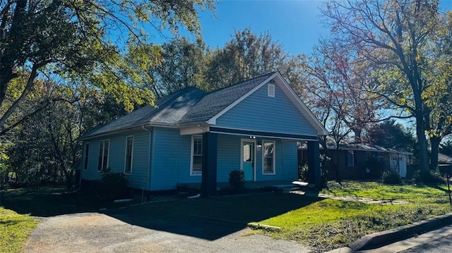 view of front of property featuring driveway and a front lawn