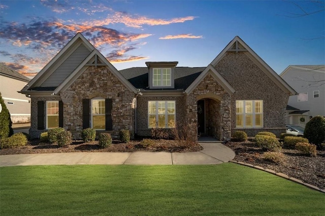 view of front of house featuring a lawn