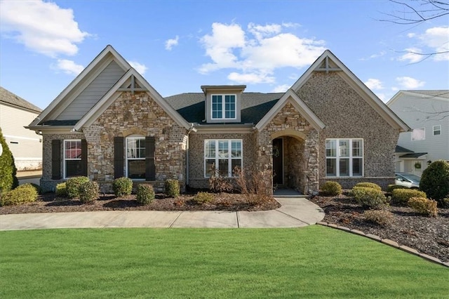 view of front facade featuring a front lawn