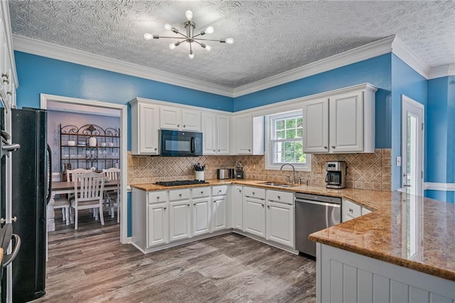 340 Chandler Ct, Sugar Hill, GA 30518 - kitchen featuring black appliances, a sink, wood finished floors, a chandelier, and ornamental molding