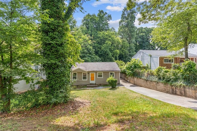 view of front of home featuring a front lawn and concrete driveway