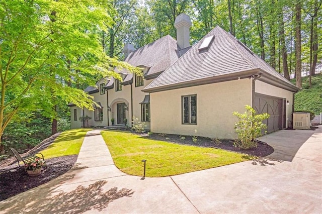 view of front of property featuring a garage and a front yard