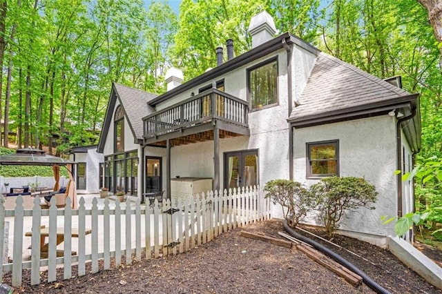 view of front of property featuring a balcony