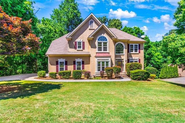 view of front of house featuring a front lawn