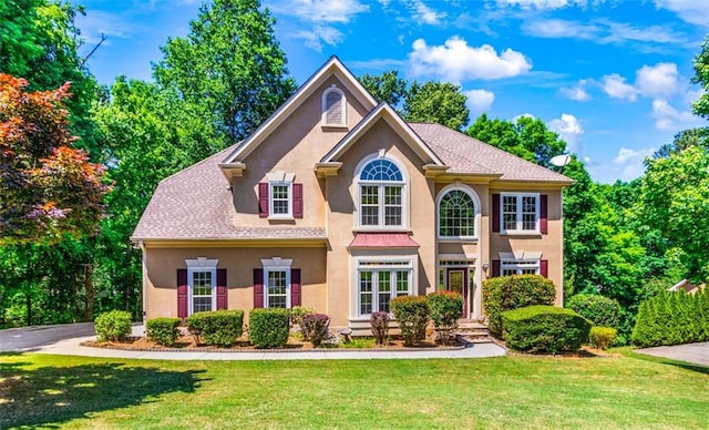 view of front of home featuring a front lawn