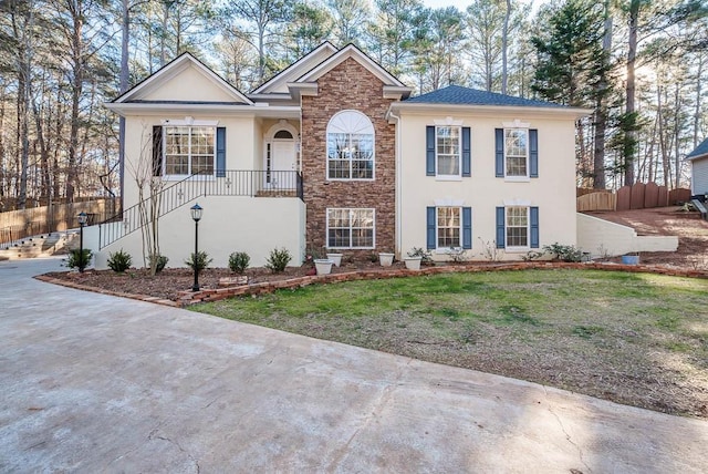 view of front of house featuring a front lawn