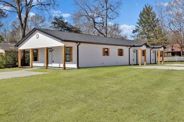 modern farmhouse style home with driveway and a front lawn