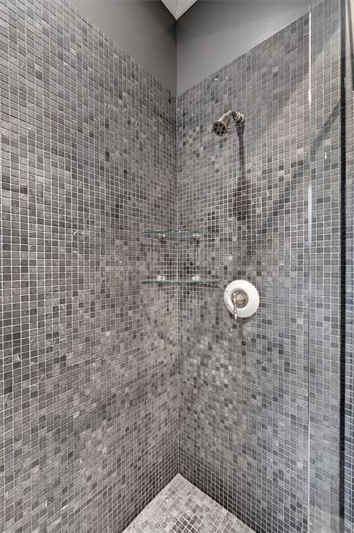 full bathroom featuring tiled shower