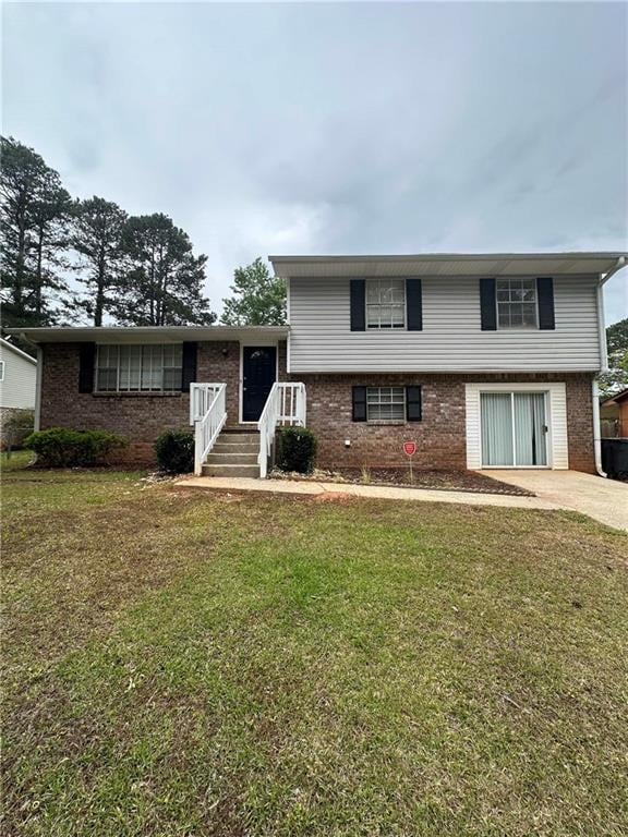 213 Peartree Ln, Riverdale, GA 30274 - split level home with brick siding and a front yard