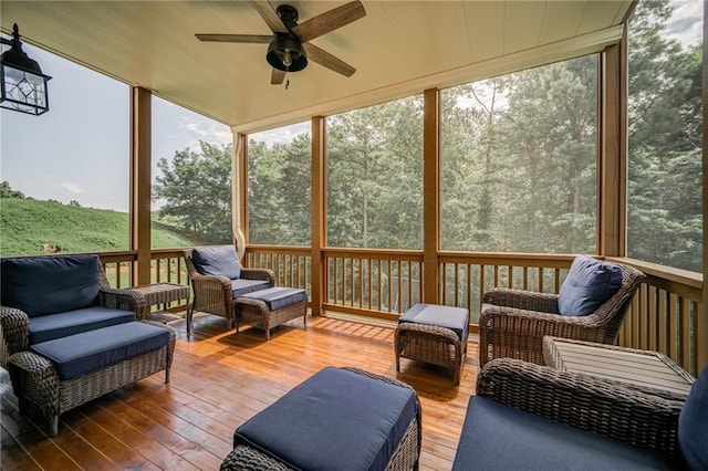 sunroom with ceiling fan