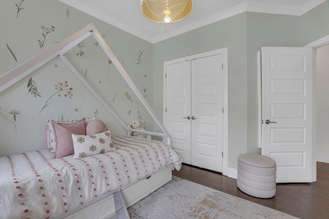 bedroom with crown molding, dark hardwood / wood-style floors, and a closet