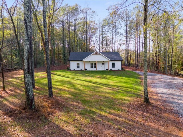 view of front of house with a front lawn