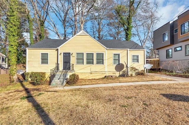 view of front of property featuring a front lawn