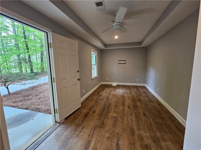 foyer entrance featuring baseboards, visible vents, dark wood-style floors, and ceiling fan