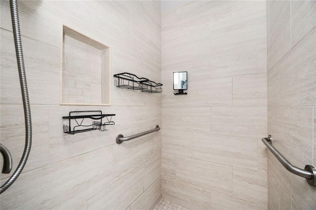 bathroom featuring a tile shower