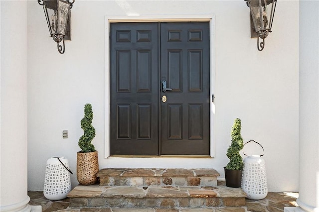 view of exterior entry with stucco siding