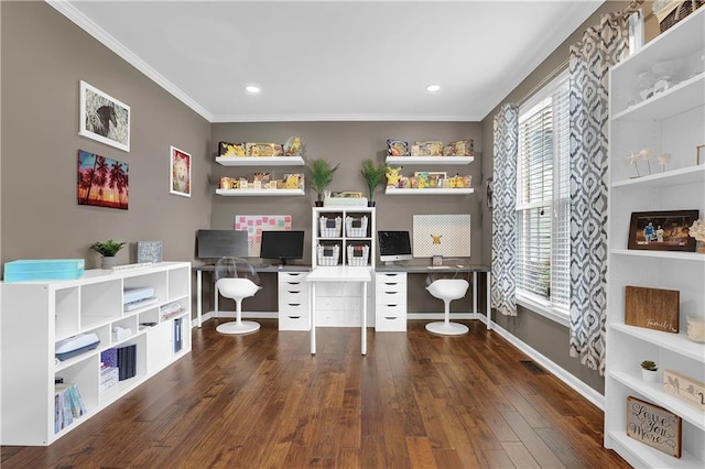 office area with built in desk, dark wood-type flooring, crown molding, and a healthy amount of sunlight