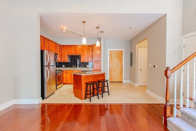 799 Hammond Dr Unit 406, Atlanta, GA 30328 - kitchen featuring tasteful backsplash, light wood-style flooring, stainless steel appliances, and a sink