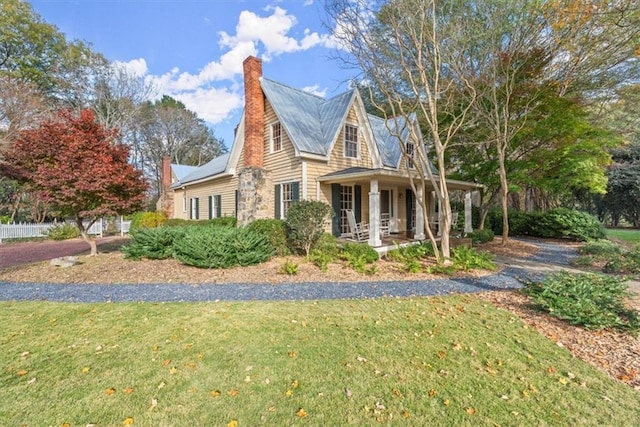 view of front of property featuring a front yard and a porch