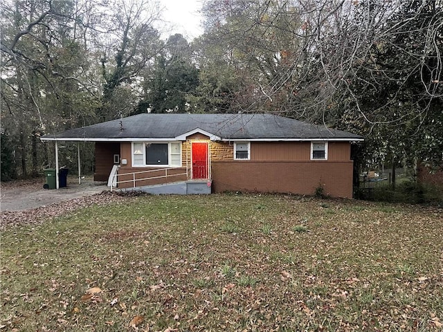 view of front of property featuring a front lawn and a carport