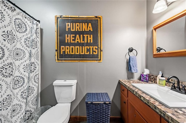 full bathroom with a shower with curtain, vanity, and toilet