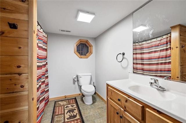 full bath with toilet, baseboards, visible vents, and vanity