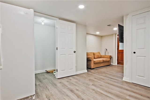 sitting room with visible vents, recessed lighting, light wood-type flooring, and baseboards