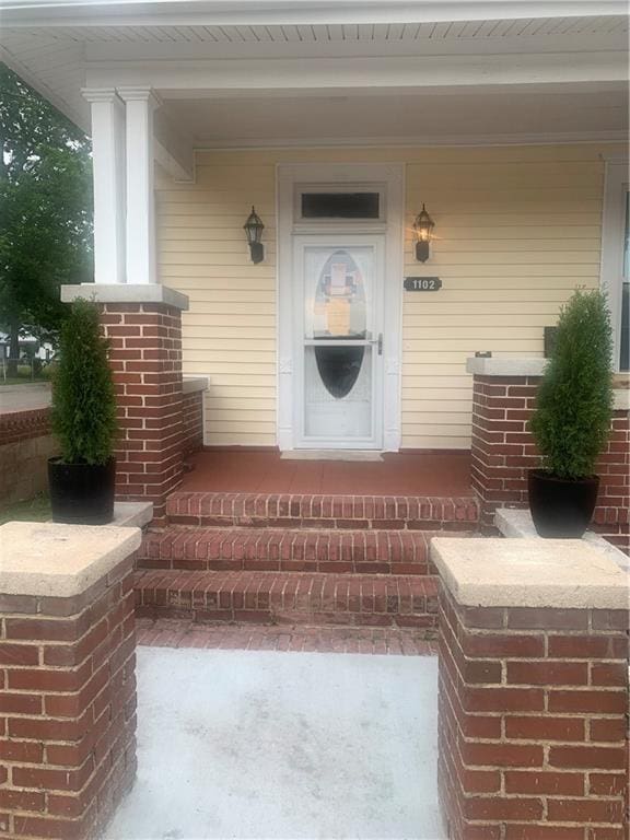 entrance to property featuring covered porch