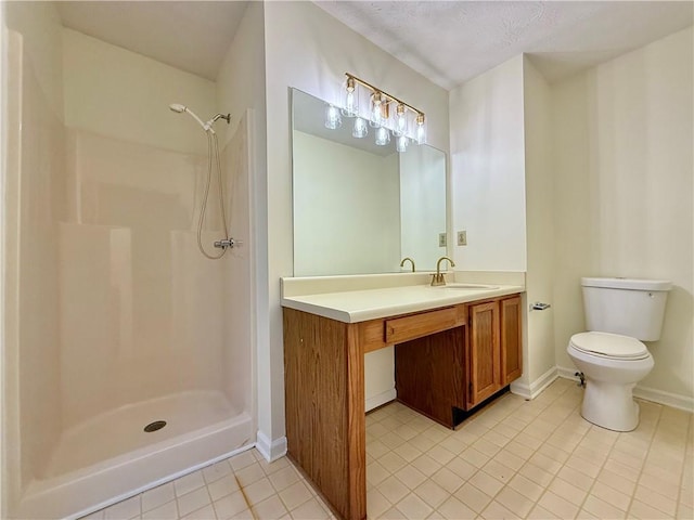 full bathroom featuring a shower, baseboards, vanity, and toilet