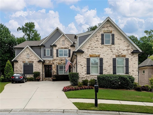 view of front of property featuring a front lawn