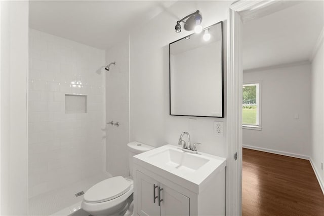 185 Lee Path, Acworth, GA 30102 - bathroom featuring a tile shower, vanity, crown molding, and wood finished floors