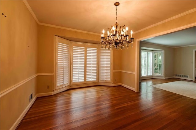 empty room with crown molding, dark wood-type flooring, and an inviting chandelier