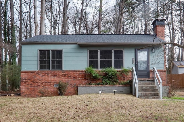 view of front facade featuring a front lawn