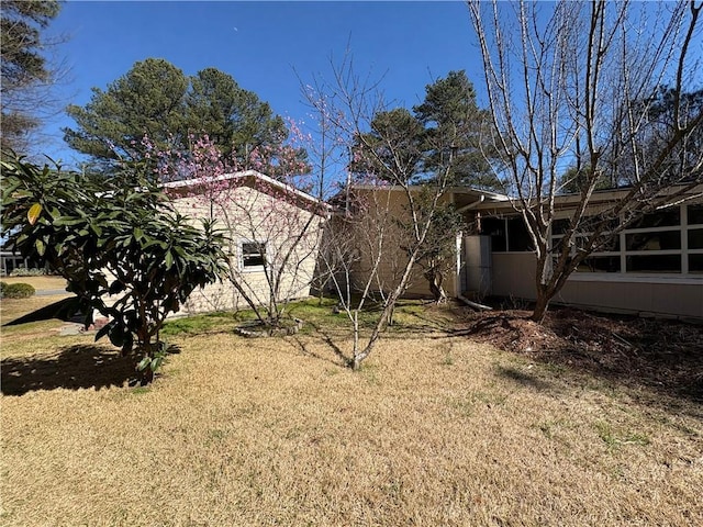 2807 Mcclave Dr, Doraville, GA 30340 - view of grassy yard