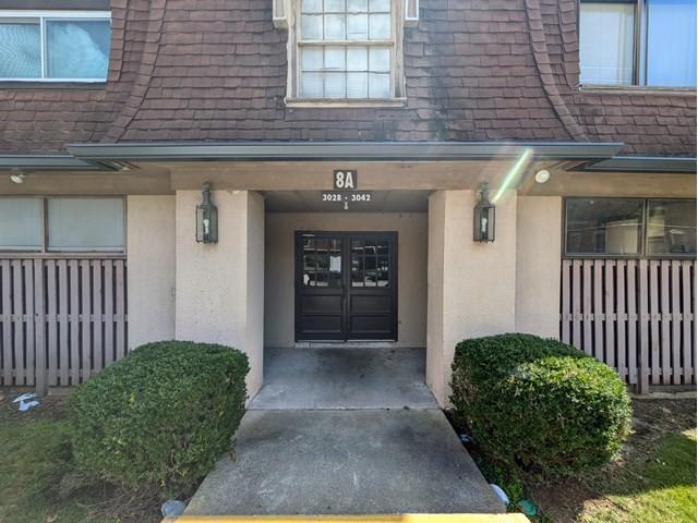 entrance to property featuring covered porch