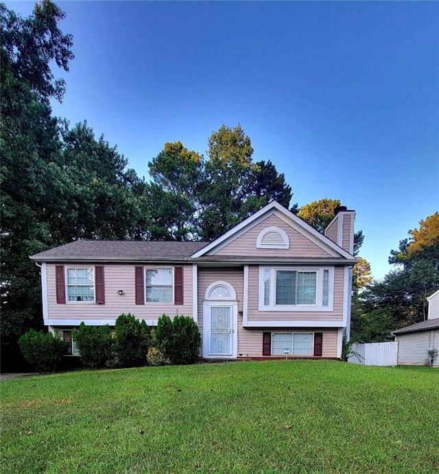 split foyer home featuring a front lawn