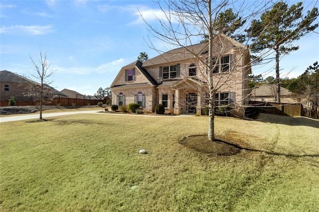 view of front of property featuring a front lawn