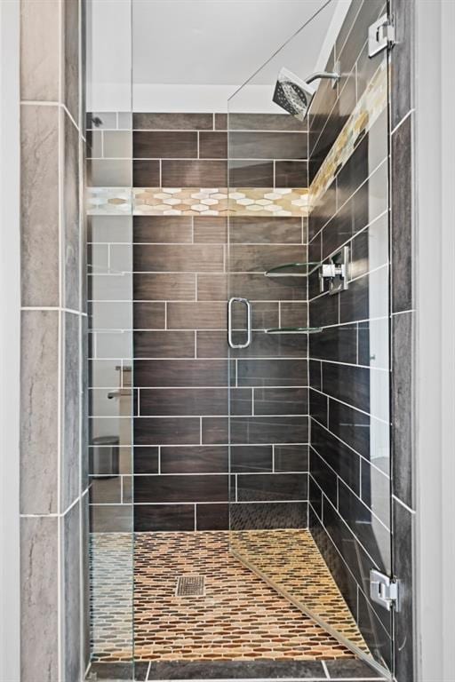 bathroom featuring tiled shower