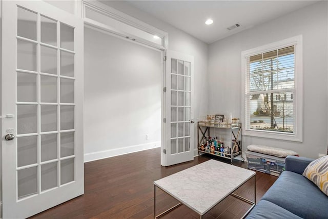 sitting room featuring dark wood-style floors, recessed lighting, visible vents, and baseboards