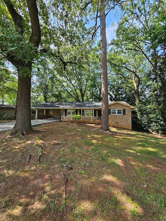 view of front of property featuring crawl space and a front lawn