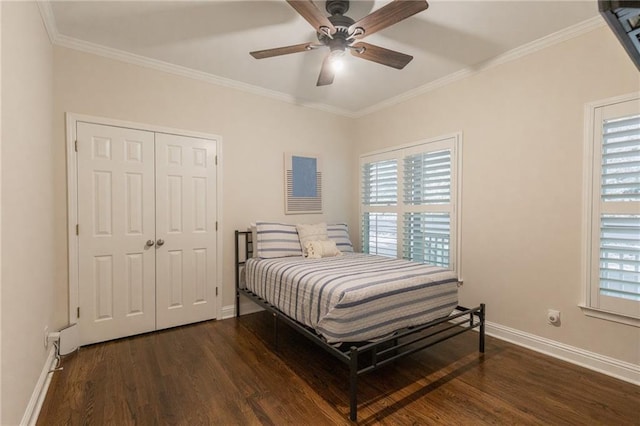 bedroom with dark hardwood / wood-style flooring, a closet, ceiling fan, and crown molding