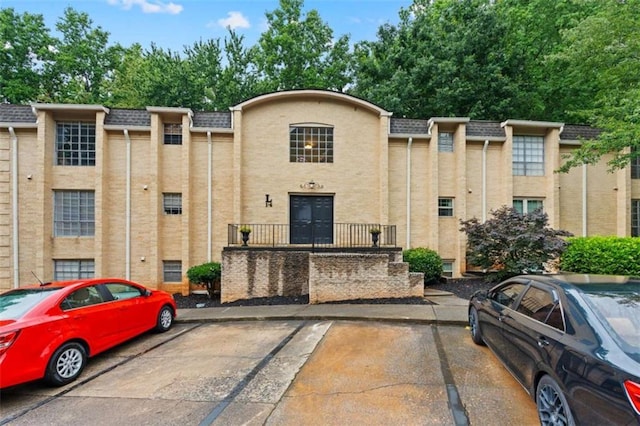 5400 Roswell Rd Apt L6, Sandy Springs, GA 30342 - view of property with uncovered parking
