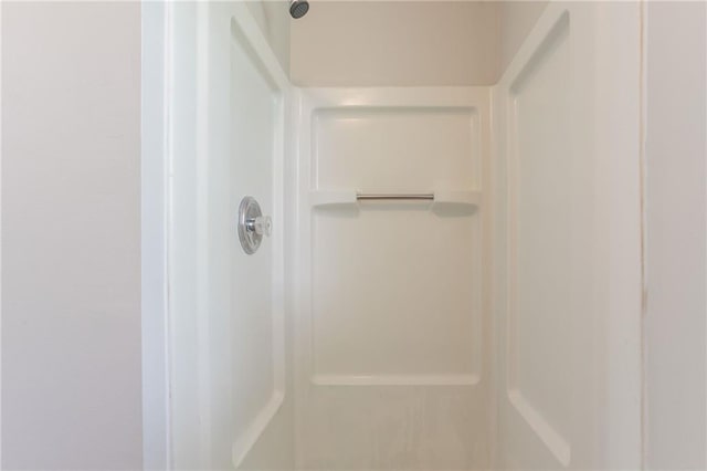 711 Ashley Ln, Stone Mountain, GA 30087 - full bath featuring a shower