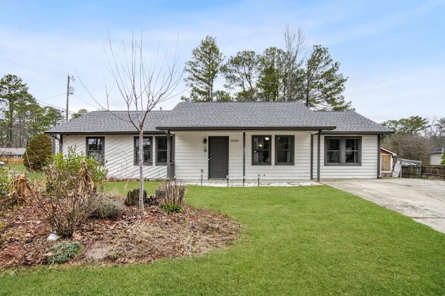 single story home featuring a front lawn