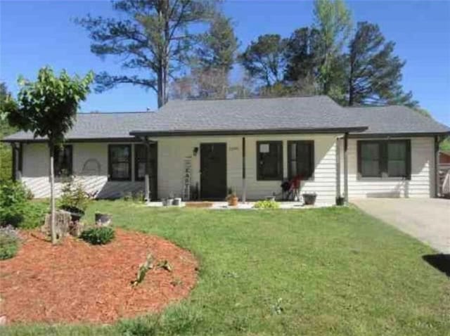 ranch-style house featuring a front yard