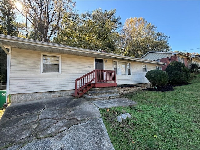 view of front of house featuring a front yard