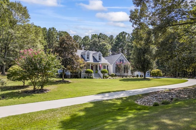 view of front of house featuring a front lawn