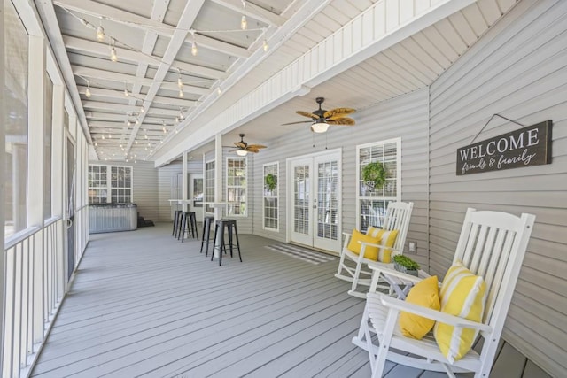 sunroom with ceiling fan